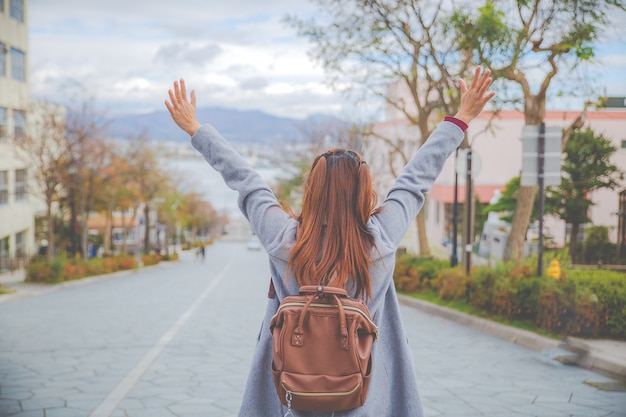 Foto uno dei luoghi famosi di hakodate hokkaido in giappone. una ragazza alza le mani e guarda lontano.