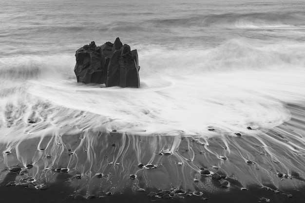 Photo one of the famous rocks on praia formosa in funchal madeira