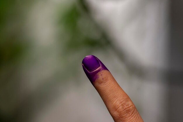 写真 インクで汚れた指は,インドネシアの選挙で新しい大統領を選ぶことに関与した住民を示しています.