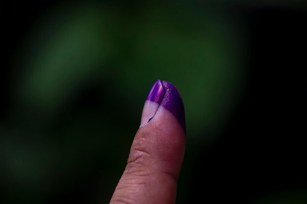 写真 インクで汚れた指は,インドネシアの選挙で新しい大統領を選ぶことに関与した住民を示しています.