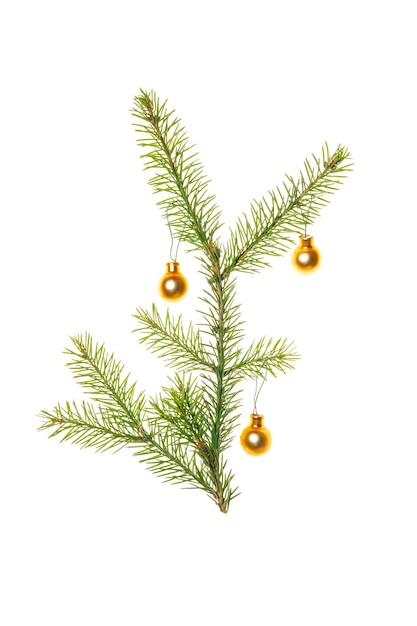 Одна свежая зеленая еловая веточка, украшенная маленькими золотыми рождественскими шарами на белом Вертикальная ориентация