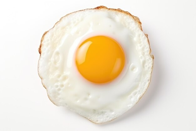 Одно жареное яйцо изолировано на белом фоне сверху
