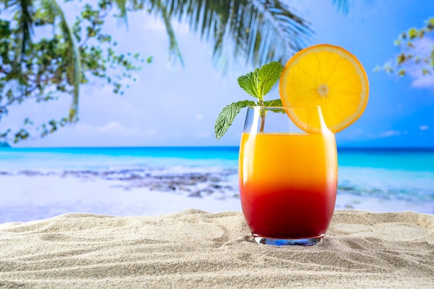 모래 해변과 배경의 해변 낙원에서 술 한잔과 함께 한 잔