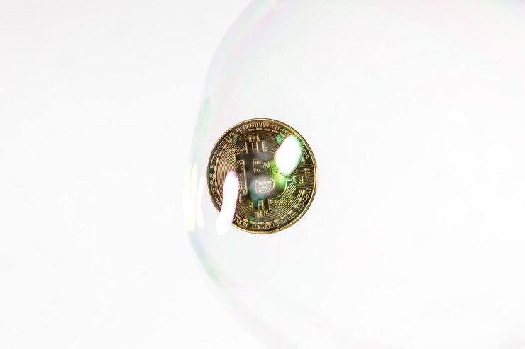 Photo 大きな泡の中に白い背景を持つ 1 つの金 bitcoin コイン
