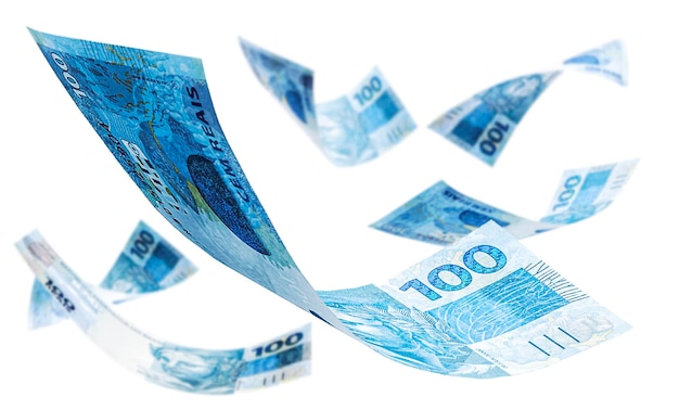Сто бразильских банкнот, падающих на изолированный белый фон с точечным фокусом Лотерея главного приза или концепция богатства