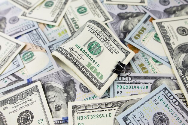 Photo one hundred dollars closeup in large quantities lie on the table much money financial concept