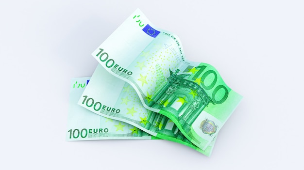 흰색 배경, 유럽 돈, 100유로, 3d 렌더링에 격리된 100유로 지폐 스택