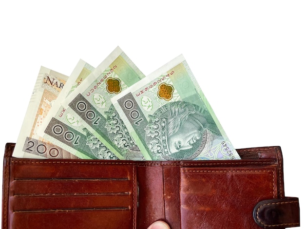 Cento banconote da zloty sono nel primo piano del portafoglio su uno sfondo bianco isolato