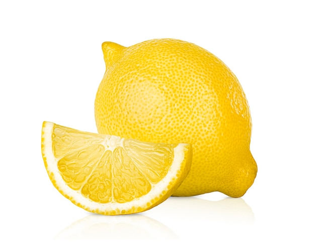 Один лимон и один ломтик на белом изолированном фоне