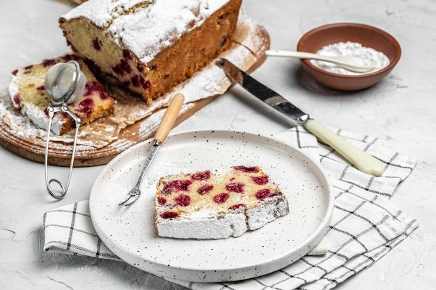 Una fetta leggera di ciambella fresca organica ingredienti naturali dolcezza pan di spagna fatto in casa o torta chiffona sul tavolo bianco panetteria fatta in casa concetto posto per testo vista dall'alto