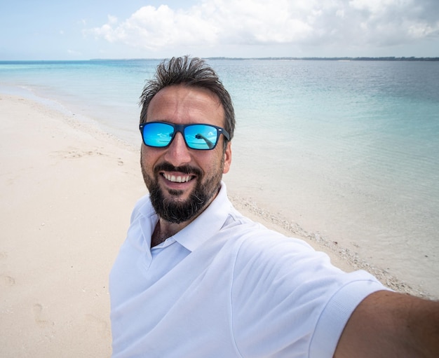 Фото Один мужчина наслаждается красивым тропическим пляжем