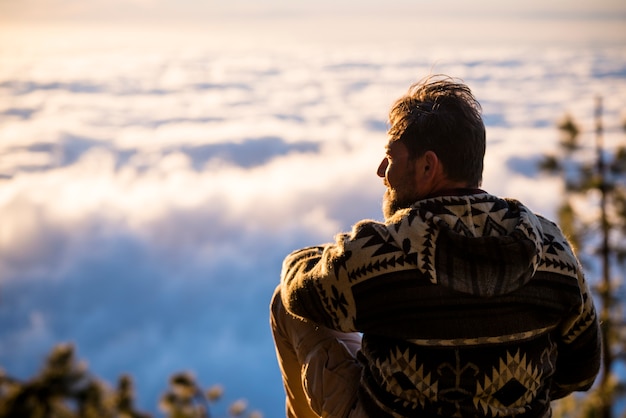 Foto un uomo viaggia ed esplora il concetto di luoghi panoramici