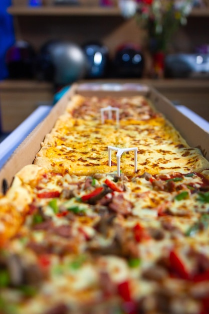 1 メートルの長いピザ。白いテーブルの上に長いピザ ミックスがあります。