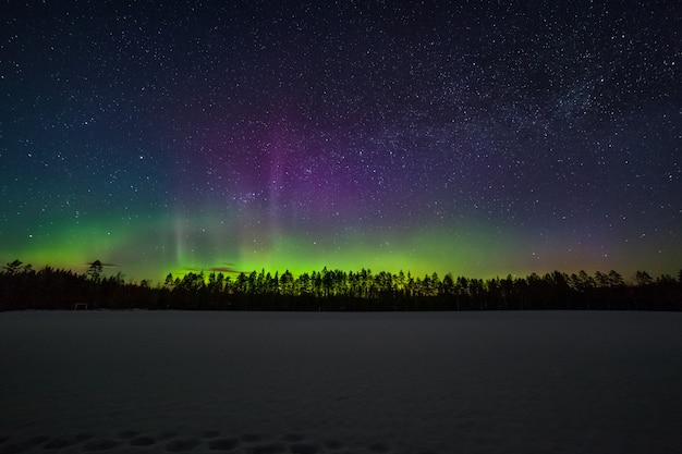 북극광 동안 백만 개의 별. 스웨덴. 긴 노출. 은하수