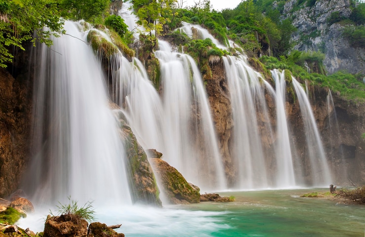 Photo one of the most beautiful waterfall of plitvice lakes national park in croatia