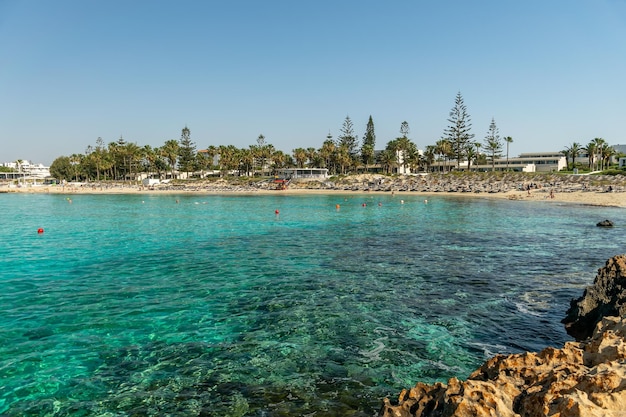 キプロス島で最も人気のあるビーチの1つは、ニッシビーチです。