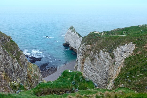 Una delle scogliere naturali di etretat, francia.