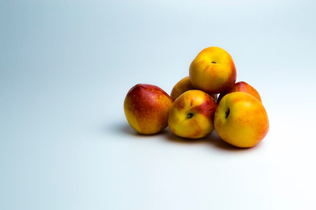 Photo one nectarine lies on a monochrome background dietic protact a product of ancient people