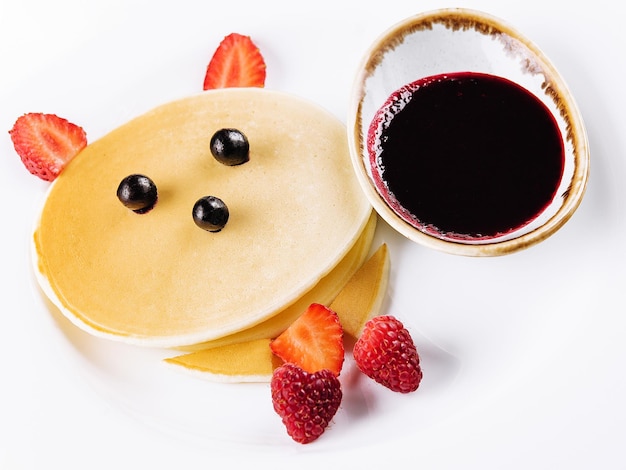 Photo one pancake with strawberries and raspberries