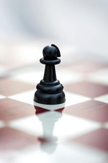 チェス盤の 1 つのポーン。リーダーシップと自信の概念。縦写真