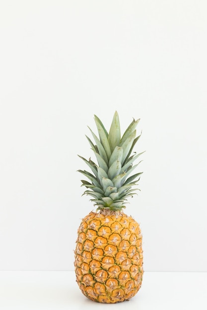 Photo one pineapple on a white background