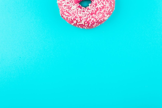 Photo one pink isolated donut on a mint background fashion minimal