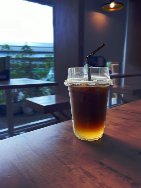 Фото Один пластиковый стакан кофе американо со льдом