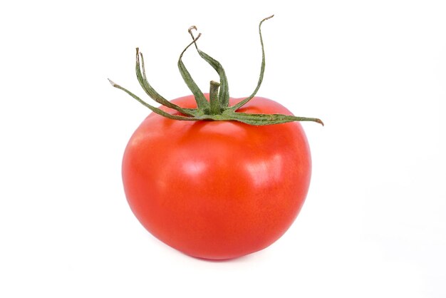 白い背景の種類の野菜に分離された1つの赤いトマト