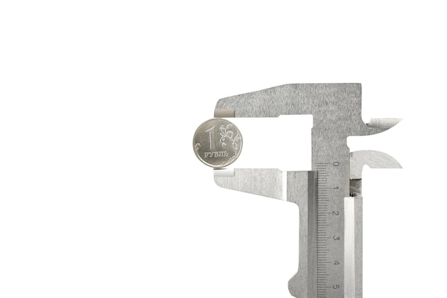 Одна монета российского рубля в штангенциркулях на белом фоне Сильная валюта Ликвидность валюты Символ экономической конфигурации