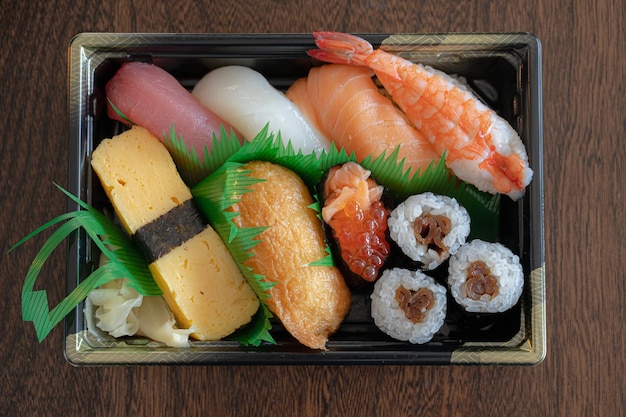 One serving sushi set