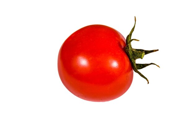 Foto un piccolo pomodoro ciliegino isolato su uno sfondo bianco