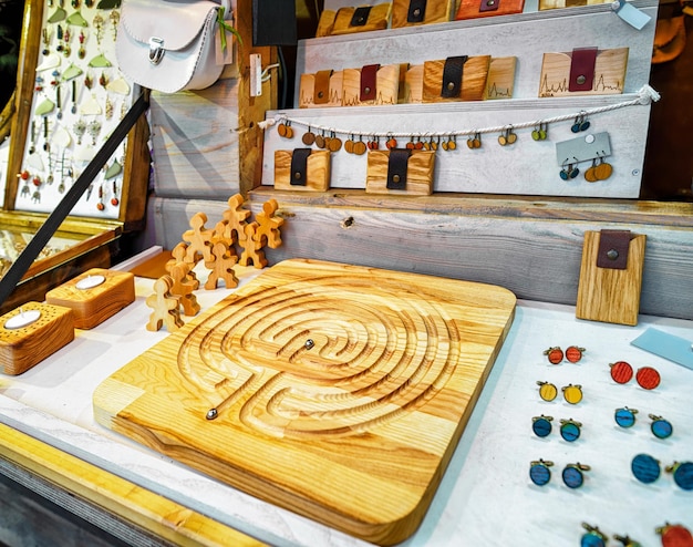 ラトビアのリガのクリスマスマーケットにある手作りの革と木製のお土産の屋台の1つ。この屋台では、手作りのボードゲームやカフスボタンを購入できます。