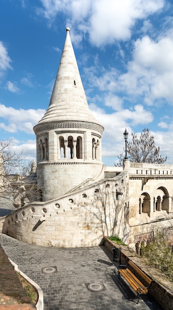 Una delle torri del bastione dei pescatori a budapest