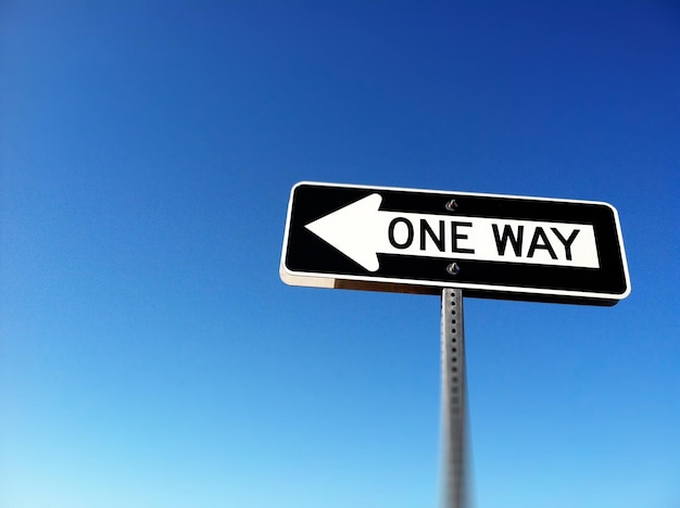 Photo one way arrow sign against clear blue sky