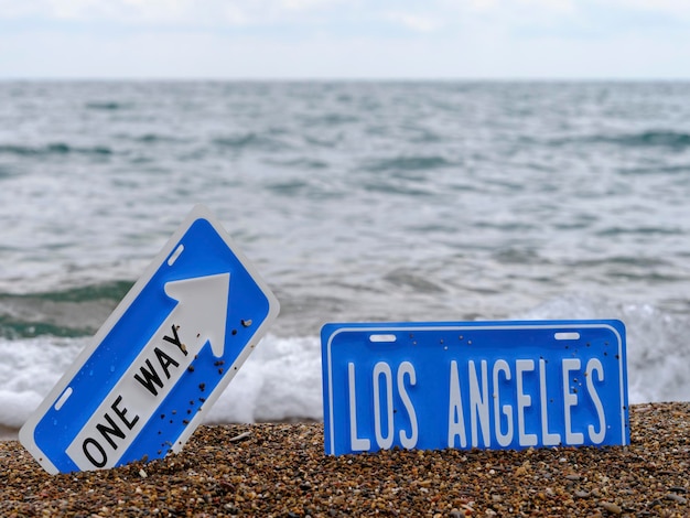 Foto sola andata e cartello di los angeles sulla spiaggia