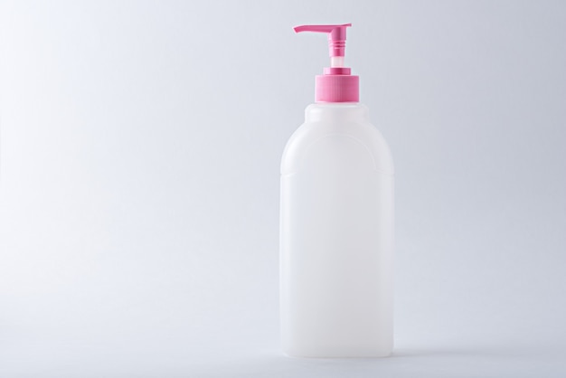 Una bottiglia di plastica bianca con dispenser su sfondo bianco per mock up e branding