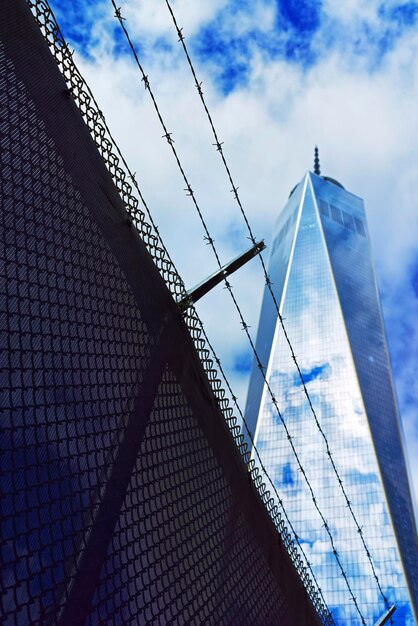 Всемирный торговый центр и колючая проволока в Нижнем Манхэттене, Нью-Йорк, США. Короче говоря, One WTC или Башня Свободы.