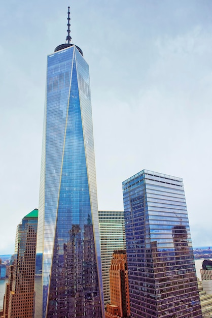 Один Всемирный торговый центр и небоскребы финансового района в Нижнем Манхэттене, Нью-Йорк, США. Короче говоря, One WTC или Башня Свободы.