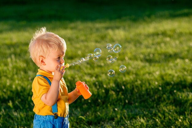 シャボン玉を吹く1歳の男の子