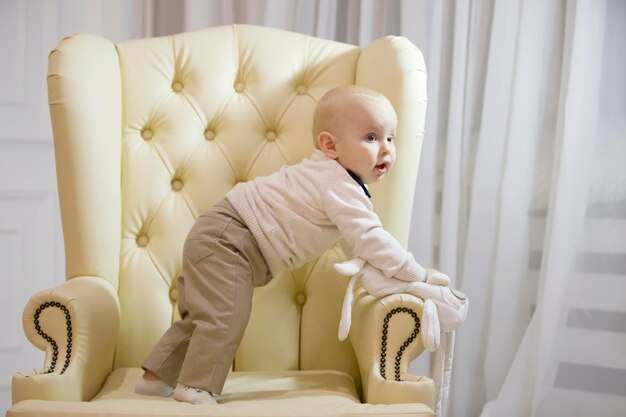 椅子に座っている1歳の赤ちゃん