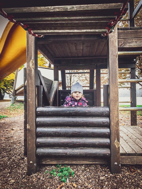 Foto bambino di un anno sul parco giochi