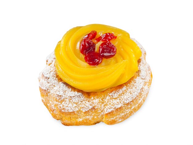 Una zeppola di san giuseppe su sfondo bianco