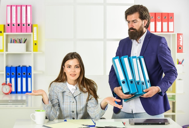 Oneerlijke taakverdeling Leiderschapsdruk Modern kantoorleven Manager en baas met map Angst om iets te missen Alle werk terugzetten Ondernemers Persoonlijke assistent Schud verantwoordelijkheid af