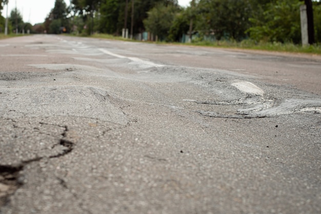 Oneffen wegdek na het rijden met zeer zware vrachtwagens