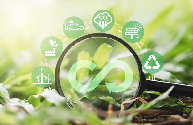 Foto oneindigheidssymbool op het vergrootglas met milieu-ecologie omvatten hergebruik verminderen recyclen koolstofreductie en alternatief verbruik energie voor focus in circulaire economie en duurzaam concept