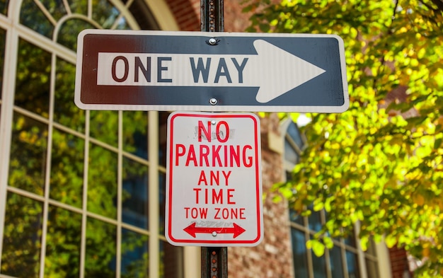 Photo oneway arrow urban symbol of directional flow and traffic control against cityscape backdrop