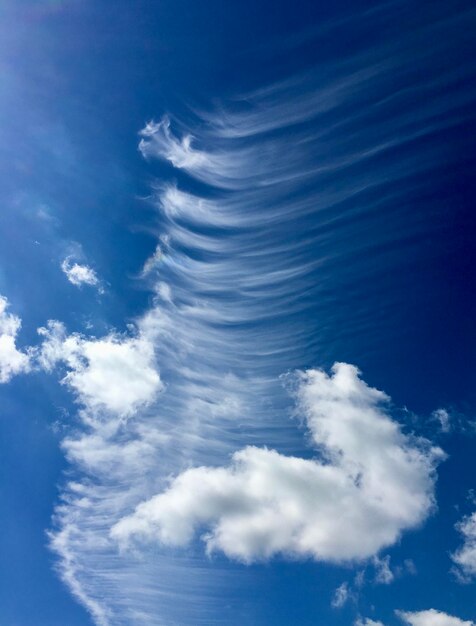 Foto ongebruikelijk wolkenlandschap in een blauwe hemel