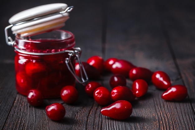 Ongebruikelijke cornel jam op donkere houten tafel