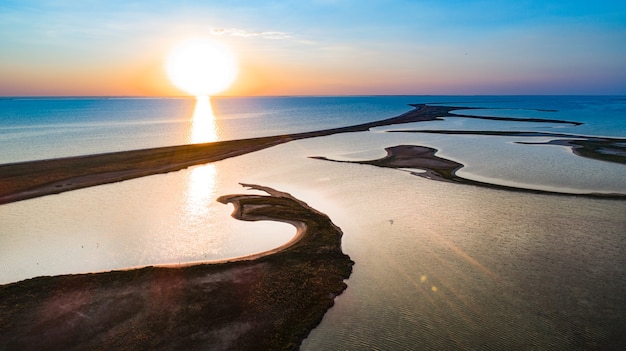 Ongebruikelijke eilanden aan het meer van Sivash