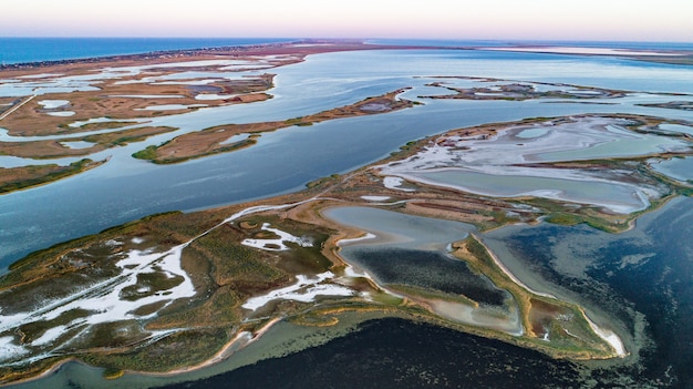 Ongebruikelijke eilanden op Lake Sivash, bovenaanzicht, drone-camera